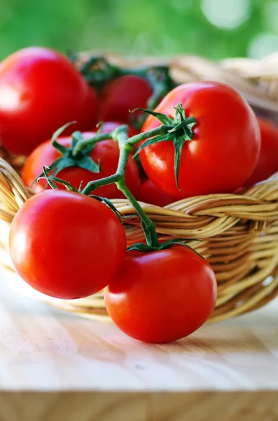 Reife Tomaten im Holzkorb — Stockfoto