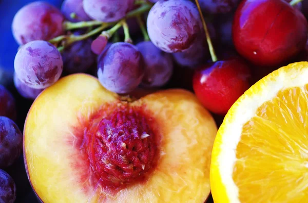 桃、 葡萄和其他水果切成薄片 — 图库照片