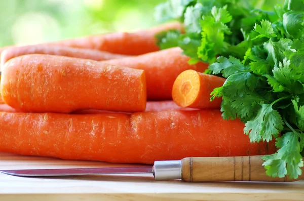 Preparazione di un'insalata di carote e coriandolo — Foto Stock