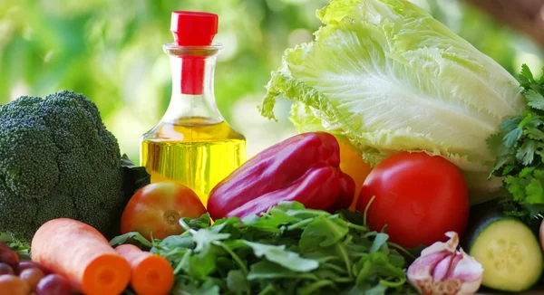 Fresh vegetables with olive oil — Stock Photo, Image