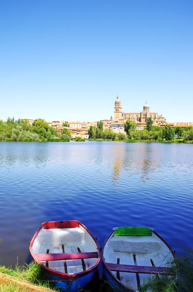 Lodí na řeky Tormes, před katedrály Salamanca — Stock fotografie