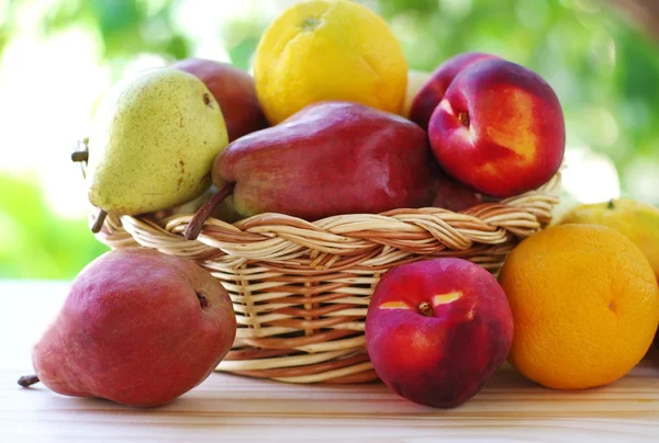 Frisches Obst in einem Korb auf — Stockfoto