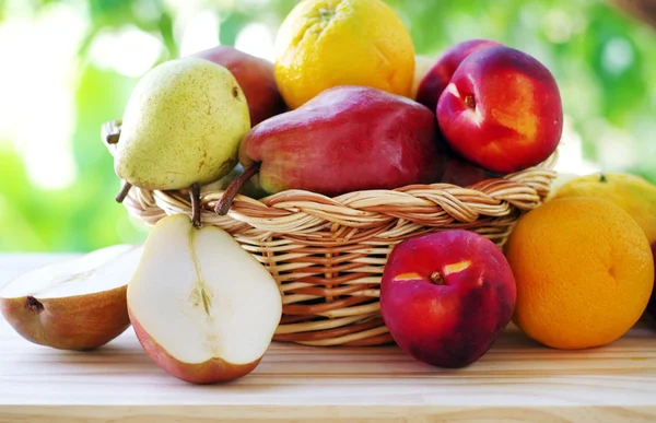 Frutas frescas en una canasta en —  Fotos de Stock