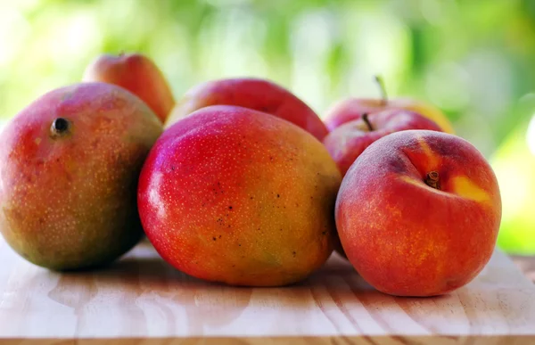 Persika och mango frukt — Stockfoto
