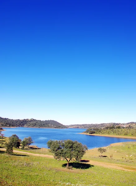 Lac Alqueva près du village d'Amieira, Portugal — Photo