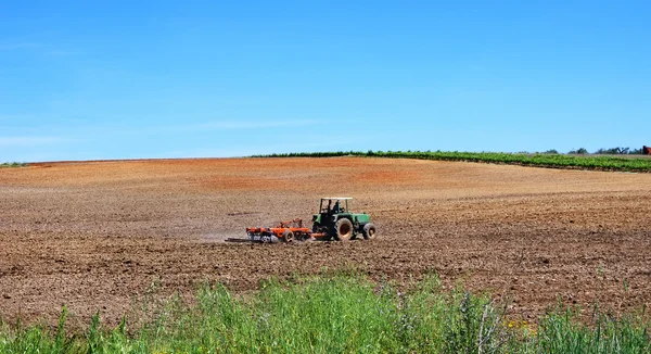 Trattore aratura un campo a sud del Portogallo — Foto Stock