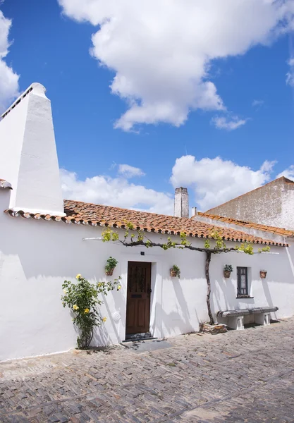 Casa tipica in strada del villaggio di Monsaraz — Foto Stock