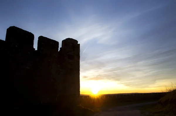 Západ slunce v cimbuří hradu — Stock fotografie