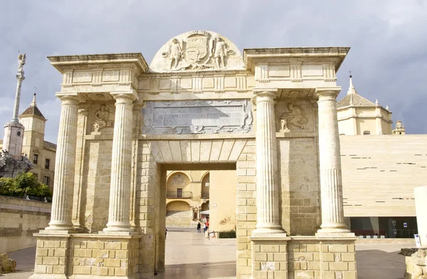 Puerta sobre el famoso puente romano sobre el río Guadalquivir en Cordo —  Fotos de Stock