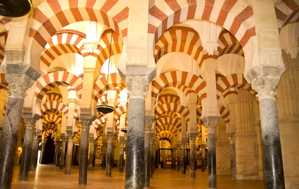 La Gran Mezquita o Mezquita famoso interior en Córdoba, España —  Fotos de Stock