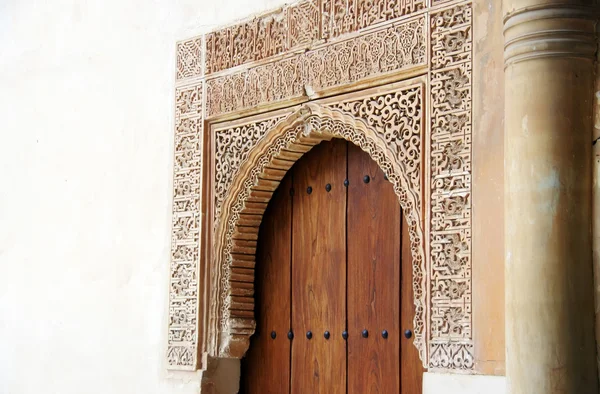 Puerta árabe en el palacio de la Alhambra en Granada, Andalucía — Foto de Stock