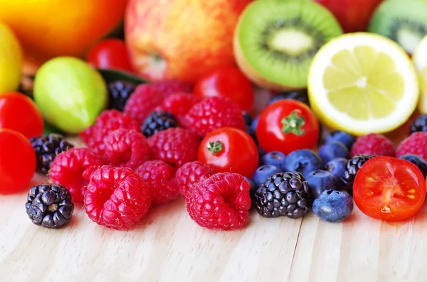 Спелые дикие фрукты на столе — стоковое фото