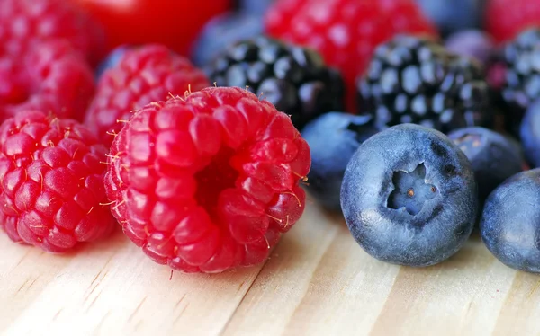 Framboesa doce madura, mirtilo e frutos de amora — Fotografia de Stock