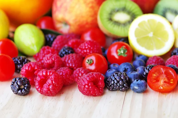 Buah liar matang di atas meja — Stok Gambar Buah liar matang di atas meja Stok Gambar