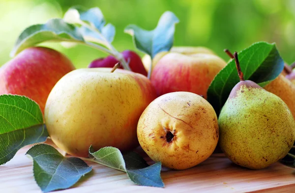 Appel- en peren op tafel — Stockfoto