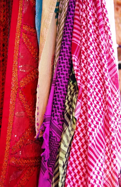 Écharpes colorées sur un cintre — Photo