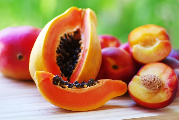 Papaya y mangos en rodajas sobre la mesa . —  Fotos de Stock