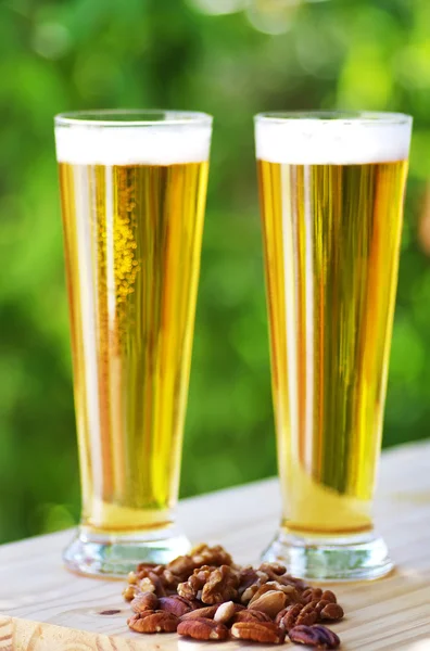 Bicchiere di birra su sfondo verde — Foto Stock