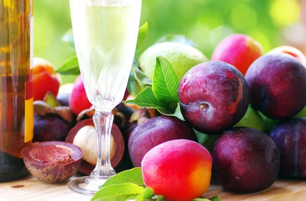 Frutas rojas y copa de vino blanco — Foto de Stock