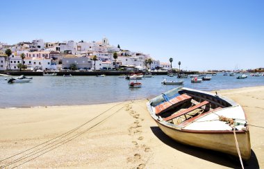 Ferragudo bay, Algarve adlı eski bir tekne.