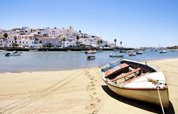 Velho Barco na Baía de Ferragudo, Algarve . — Fotografia de Stock