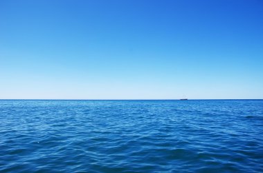 Mavi deniz ve mavi gökyüzü ufukta