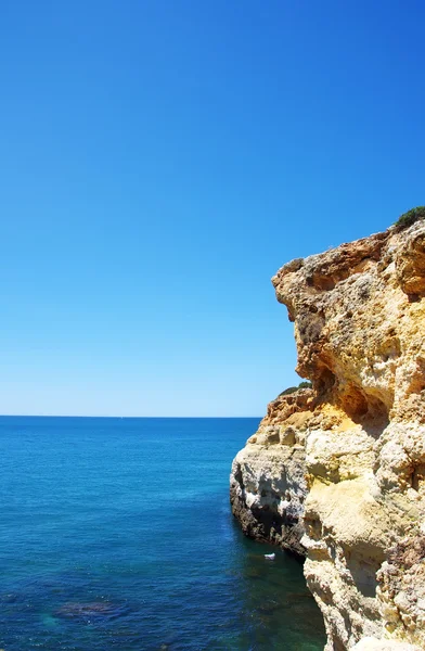 Σχηματισμούς των βράχων μέσα ο Ατλαντικός Ωκεανός, Algarve, Πορτογαλία — Φωτογραφία Αρχείου