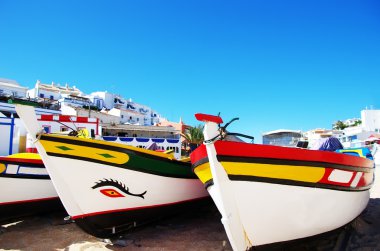  balıkçı tekneleri sahilde, Algarve, Portekiz