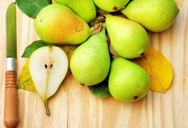 ahşap masa üzerinde bıçak ile armut