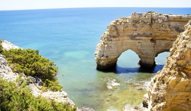 Rock cliff Marinha kumsalda, Portekiz kemerler