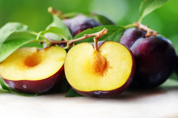 Slices of Plums on table — Stock Photo, Image