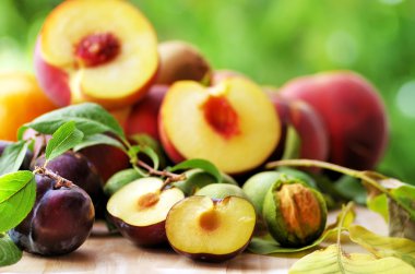 Yeşil zemin üzerine meyve kümesi