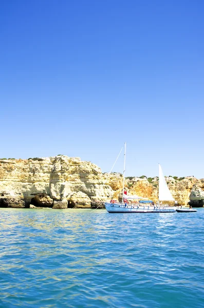 岩石的悬崖拱洞，在阿尔加维，葡萄牙 Marinha 海滩 — 图库照片