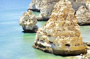 kaya oluşumları bölgesinde Atlantik Okyanusu, Algarve, Portekiz