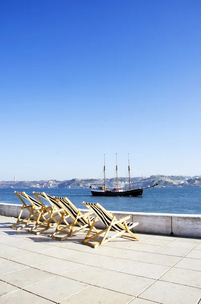 Gammal båt kryssningar på floden Tejo nära Lissabon Portugal — Stockfoto