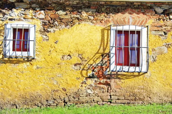 两个窗口的 poruguese 房子的外墙 — 图库照片