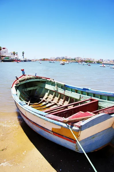 Лодка в заливе Феррагудо, Португалия . — стоковое фото