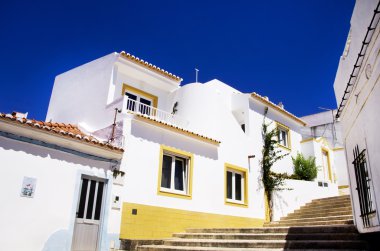 küçük bir köy, geleneksel Portekiz evlerde-Algarve, Portu
