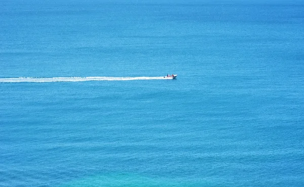 Kleines Motorboot auf türkisfarbenem portugiesischem Meer — Stockfoto