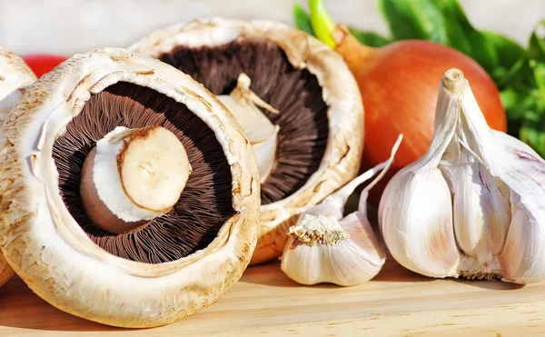 Funghi, aglio e cipolla sul tavolo — Foto Stock