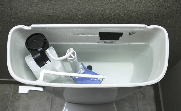 Interne loodgieterswerk van een moderne Toilet — Stockfoto