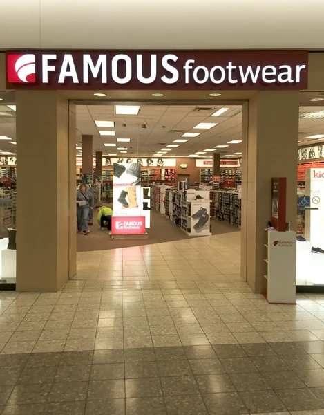 著名鞋类商店零售购物中心 — 图库照片