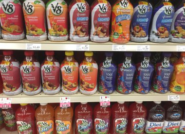 bakkal raflarında V8 suyu şişeleri