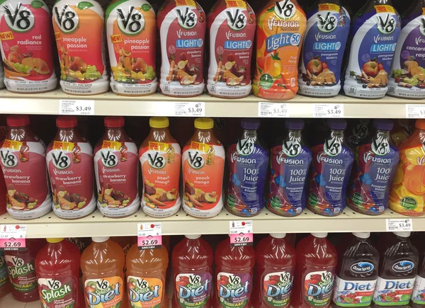 Bottles of V8 juice on grocery store shelves — Stock Photo, Image