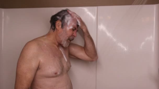 Mężczyzna bierze prysznic. — Wideo stockowe