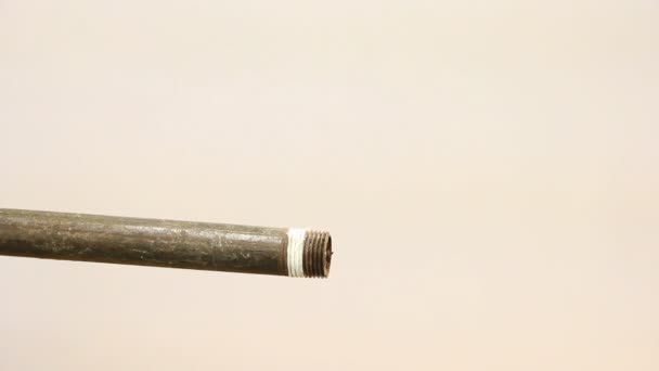 Enfiler un coude sur un tuyau 