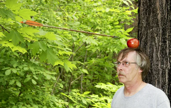 Стреляя яблоком с его головы — стоковое фото
