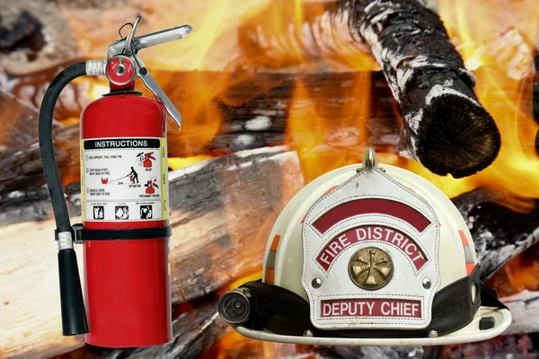 Extintor de incendios y sombrero de bombero con fondo de fuego —  Fotos de Stock