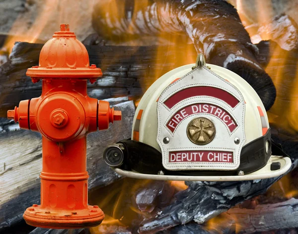 Chapeau de pompier et bouche d'incendie au-dessus des flammes et fond d'incendie — Photo