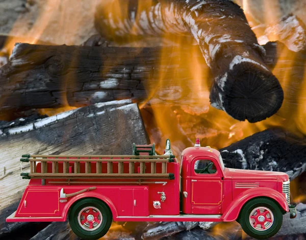 Camion de pompiers sur le feu et les flammes fond — Photo